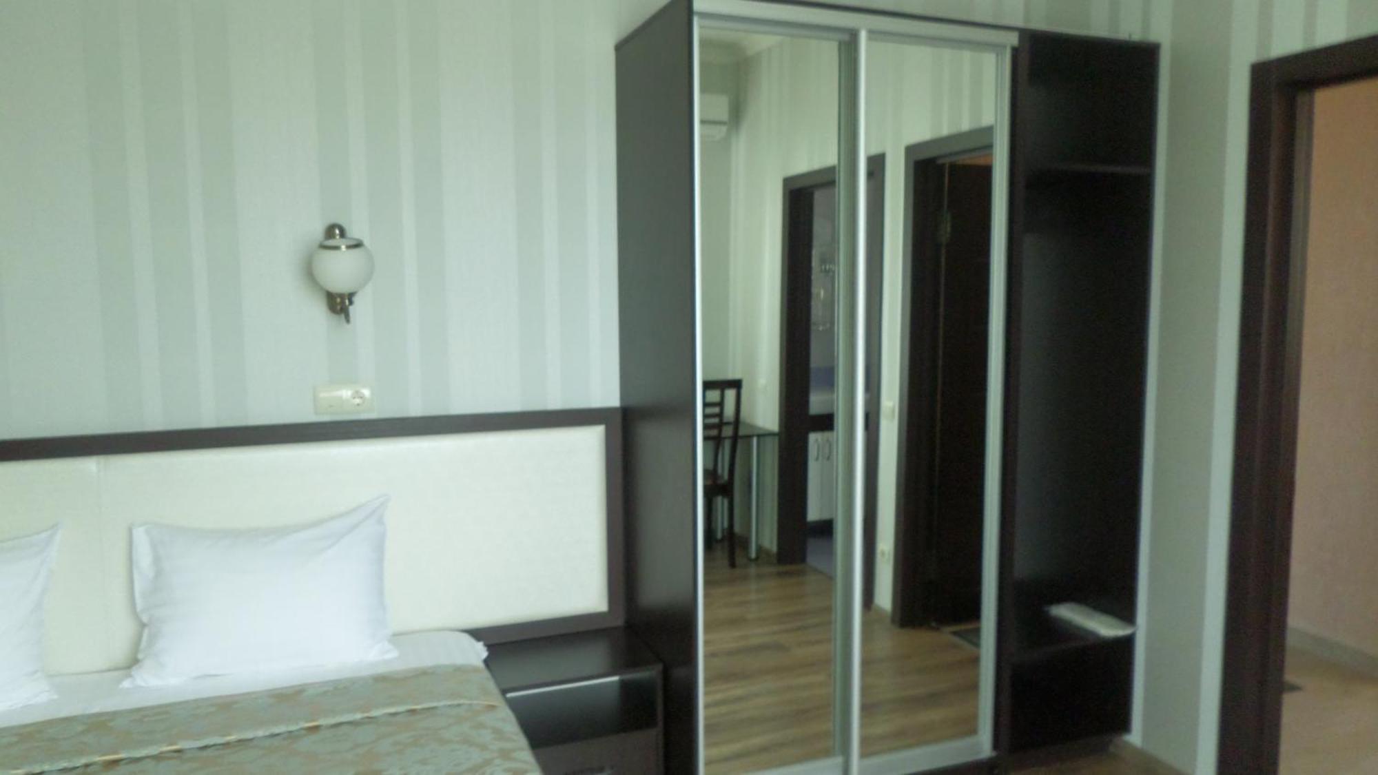 Royal Hotel Kharkiv Room photo